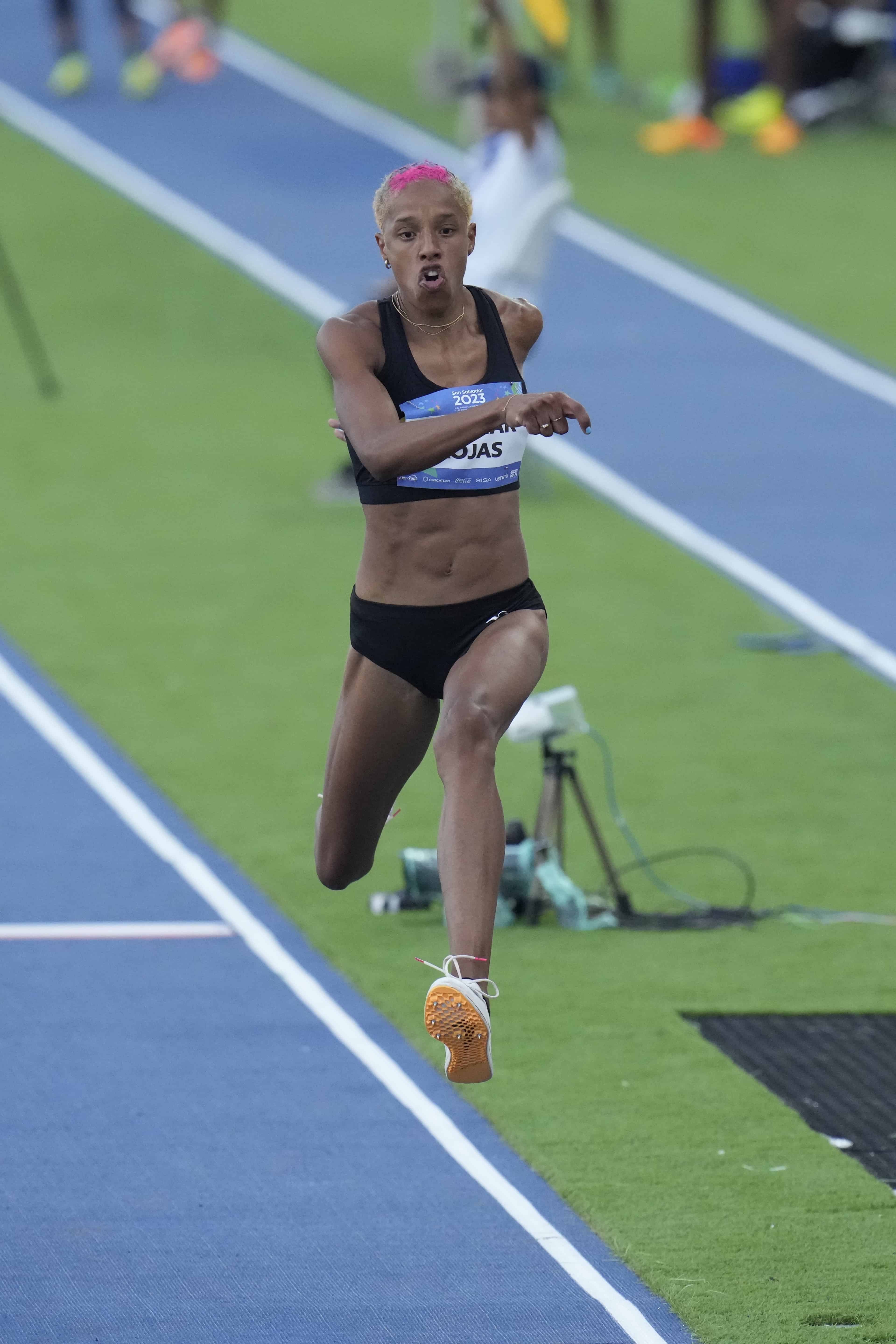 La venezolana Yulimar Rojas compite en la final de triple salto de atletismo femenino de los Juegos Centroamericanos y del Caribe en San Salvador, El Salvador, el miércoles 5 de julio de 2023. (Foto: AP)