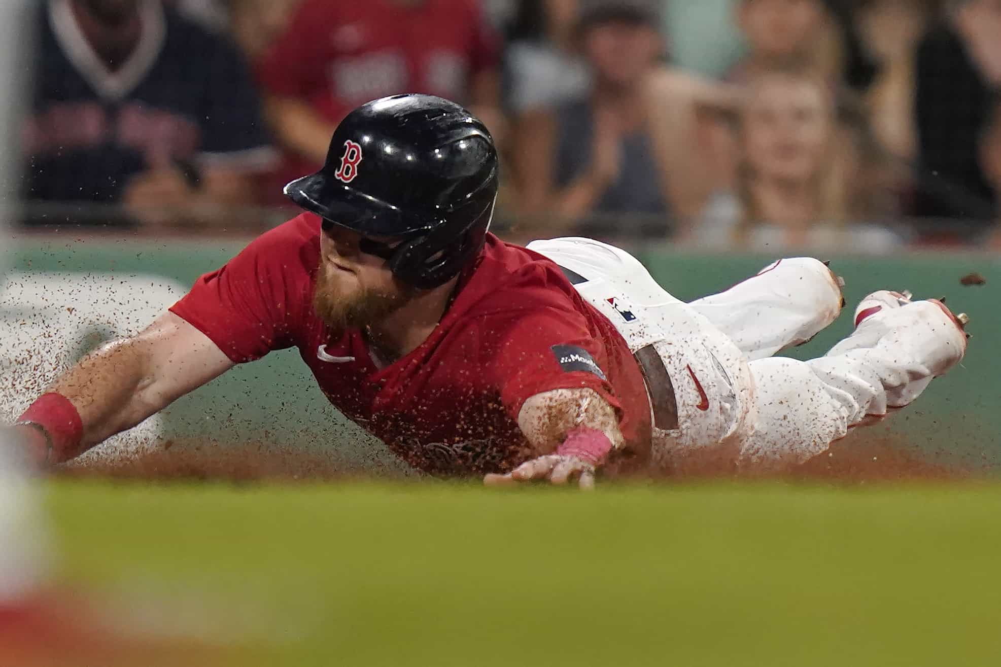 Christian Arroyo, de los Medias Rojas de Boston, se desliza hacia el plato para anotar por un error de fildeo en la sexta entrada de un partido de béisbol contra los Rangers de Texas, el miércoles 5 de julio de 2023, en Boston. (Foto: AP)