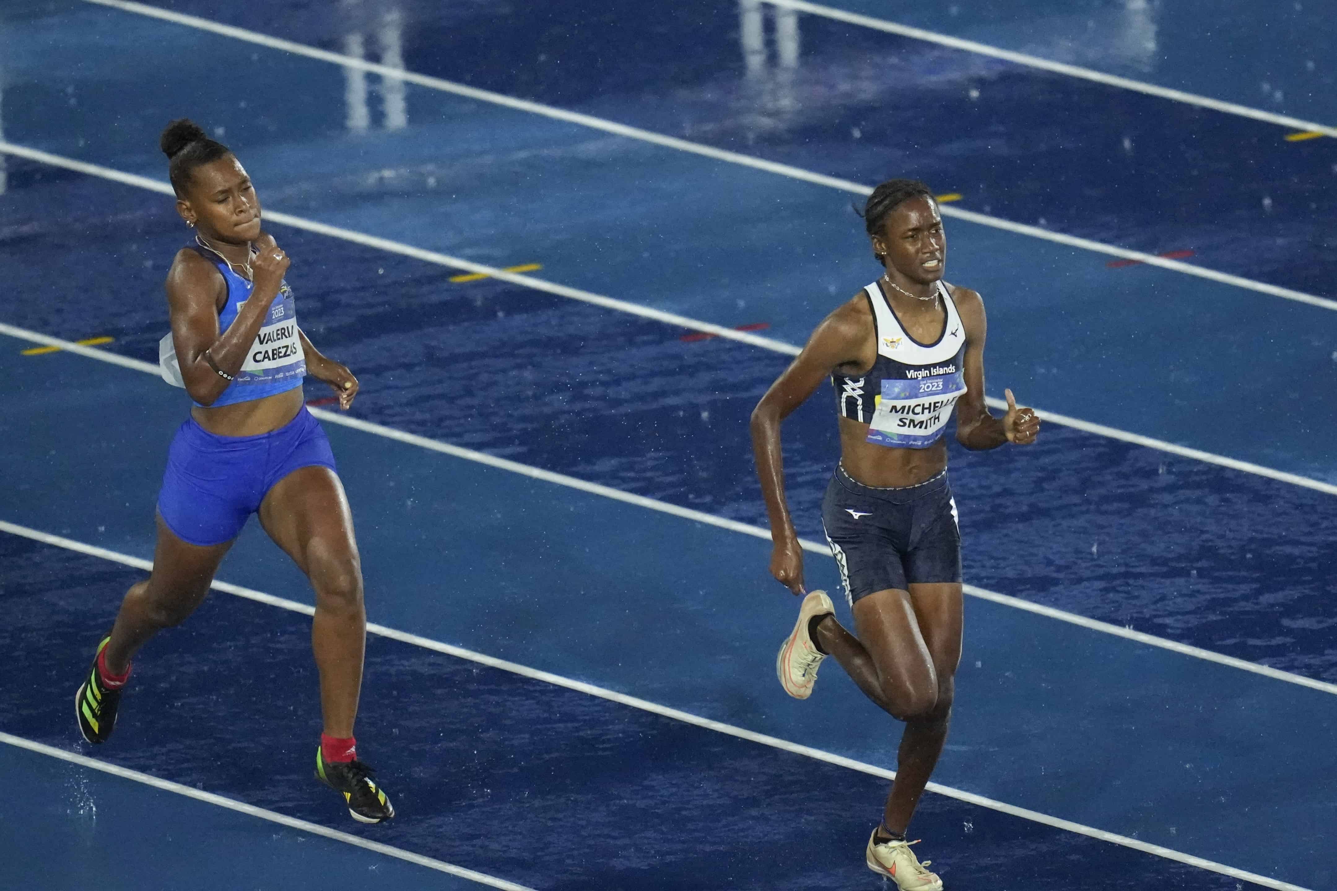 Michelle Smith, de las Islas Vírgenes de EE. UU., a la derecha, compite en la final femenina de 400 metros con vallas en los Juegos Centroamericanos y del Caribe en San Salvador, El Salvador, el martes 4 de julio de 2023. (Foto: AP)