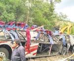 Suman 29 muertos al volcar autobús