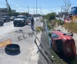 Cae auto a dren; dos lesionadas