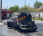 Auto arde en llamas