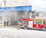 Arde unidad en estacionamiento