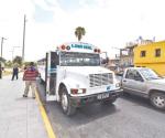 Pesera invade carril y choca