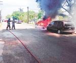 Se incendia vehículo con anciana a bordo