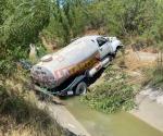 Cae camión a canal de riego