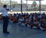 Policías visitan escuela