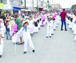 Ponen fin a conflicto por trajes para desfile