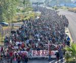 Salen en caravana miles de migrantes