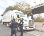 Frenan con balas a transportistas