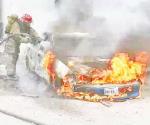 Arde auto por cortocircuito