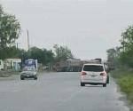 Con camiones bloquean carretera Ribereña