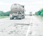 Dañan a vehículos baches en carretera