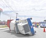 Vuelca tráiler al tomar curva