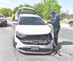 Invade carril y causa choque