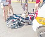 Motociclista herido al chocar con taxi