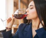 Lo que provoca el dolor de cabeza al tomar vino, según la ciencia