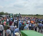 Productores bloquean carretera federal