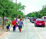 Acuden en familia a visitar a las mamás