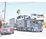 Tráiler impacta puente peatonal