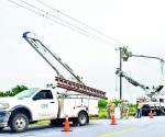 Destroza poste y los deja sin luz