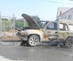 Fuego deja en chatarra a camioneta