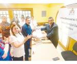 Entregan constancia a Miguel A. Almaraz