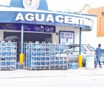 ´Aguantan´ distribuidores de hielo y agua embotellada