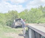 Cae camioneta a dren desalinador