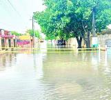 Cierran calles por aguacero