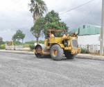 Pavimentan calle de clínica gratuita