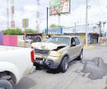 Choca contra poste por esquivar carro