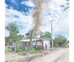 Familia en la calle por una explosión