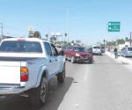 Pierde control del volante, brinca camellón y choca