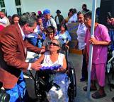 Entrega alcalde huevo a familias