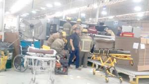 Queda obrero atrapado en una prensa industrial