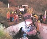 Cae carro a canal en el Puente Roto