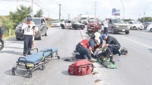 Sufre fracturas motociclista al derrapar y perder control