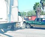 Ignora alto e impacta un camión contra camioneta