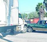 Ignora alto e impacta un camión contra camioneta