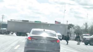 Fuerte movilización policial provoca tráiler atravesado