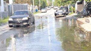 Piden atender una fuga de agua potable en la Hidalgo