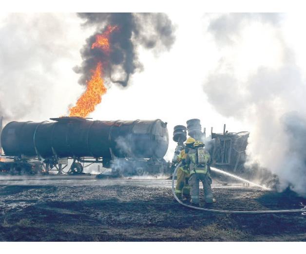 Arde pipa cargada con 31 mil litros de diésel