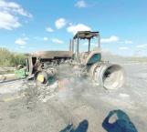 Bloquean vía con quema de tractor