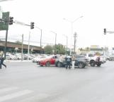 Se pasa luz roja y provoca accidente