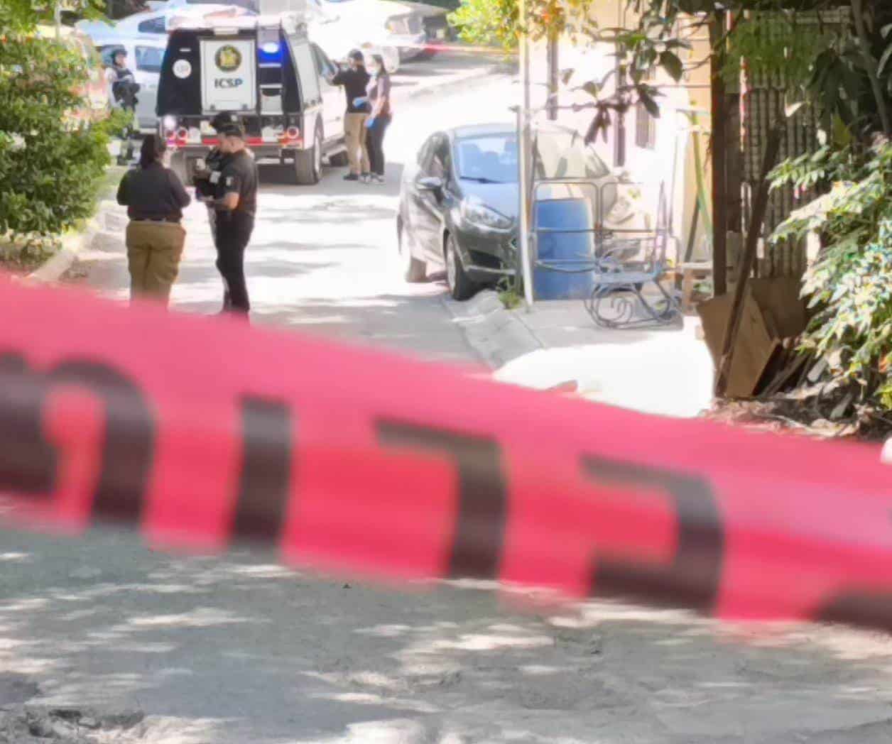 Asesinan a 4 personas y queman auto en lote