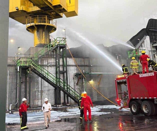 Reportan control de incendio en Refinería Olmeca
