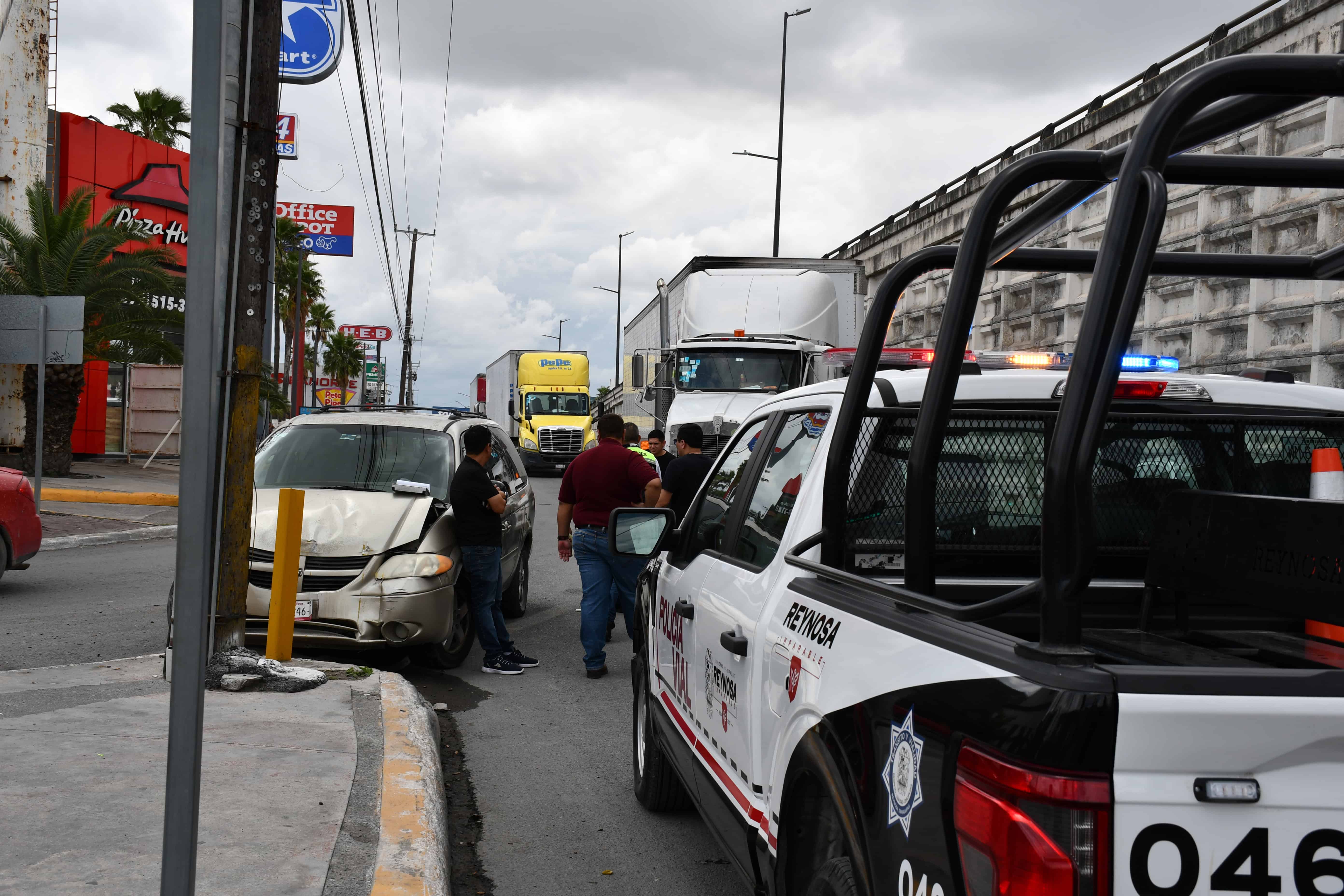 Choque entre tráiler y camioneta