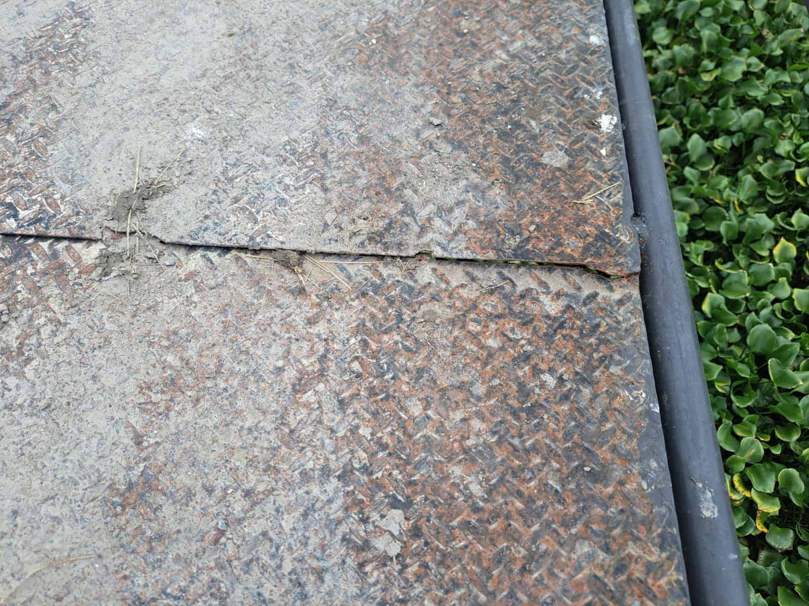 Riesgo latente en puente sobre dren de aguas negras