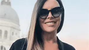 Karla Sof&iacute;a Gasc&oacute;n impacta con su nuevo look en Venecia
